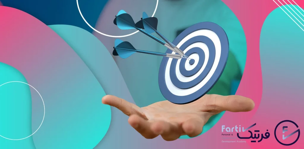 دستی که بر روی آن نشانه و تیرها قرار گرفته اند. 