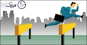 مرد در حال دویدن و پرش از موانع مختلف برای افزایش مهارت‌های رشد فردی